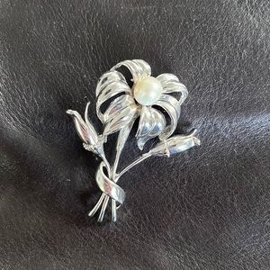 Sterling Silver Flower with Faux Pearl‎ Brooch Pin Marked 925